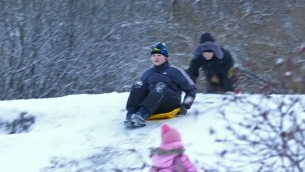 Niños disfrutando de Snow Sledge Slide — Vídeos de Stock