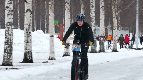 Carrera de bicicleta de montaña invierno — Vídeos de Stock