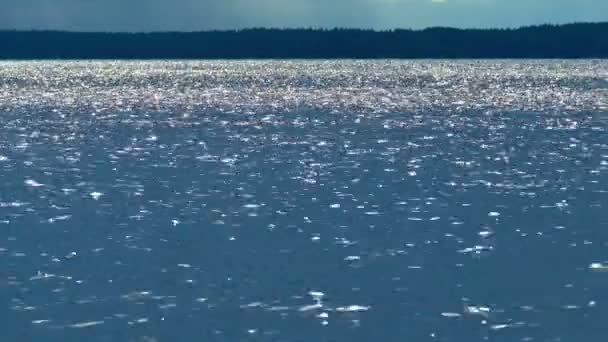 太阳在蓝色的水，反映离焦 — 图库视频影像
