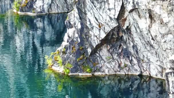 Blaugrünes Wasser in Marmorschlucht — Stockvideo