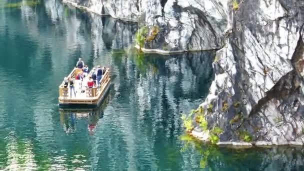 Passagen-båt med turister på marmor Canyon Ruskeala — Stockvideo