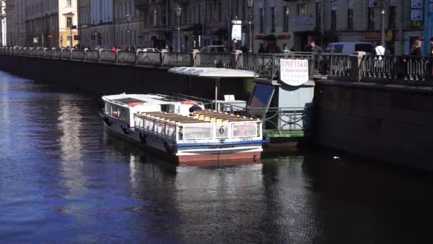 Utflykt fartyg parkerade vid Gribojedov kanalen quay, St. Petersburg — Stockvideo