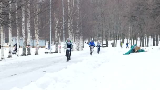 Carrera de bicicleta de montaña invierno — Vídeo de stock