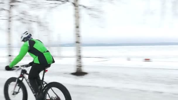 Carrera de bicicleta de montaña invierno — Vídeos de Stock