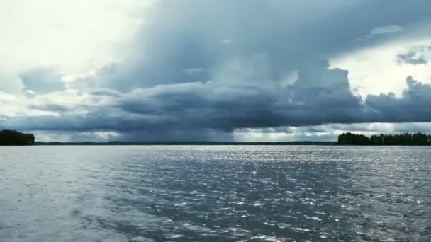 Hermoso paisaje acuático con ondulación en el agua y las nubes — Vídeos de Stock