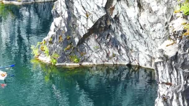 Turist båt i grönt vatten av marmor Canyon — Stockvideo