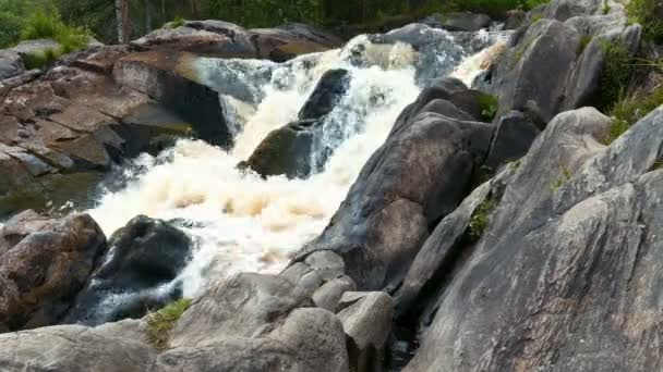 Ahinkoski vattenfall nära Ruskeala marmor Canyon i Karelen, Ryssland — Stockvideo