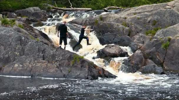 Adolescentes saltando sobre a cachoeira — Vídeo de Stock