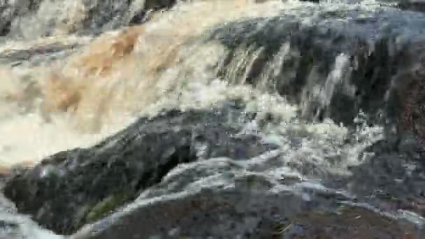 Cascada de Ahinkoski cerca de Ruskeala Marble Canyon en Karelia, Rusia — Vídeos de Stock