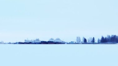 Donmuş bir gölün buz, Petrozavodsk, Rusya Federasyonu mavna ile bağlantı noktasındaki