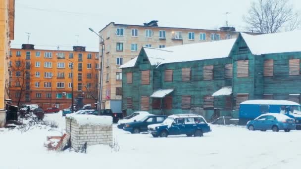 Caserne en bois près du bloc d'appartements dans la ville russe — Video