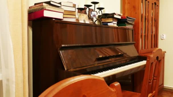 Bruin gepolijst Piano in de bibliotheek, geschoten met schuifregelaar — Stockvideo