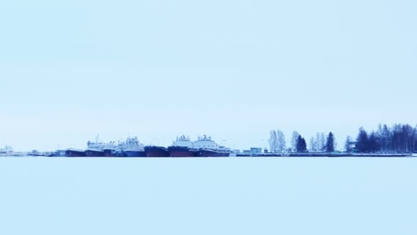Puerto en un lago congelado con barcazas en hielo, Petrozavodsk, Rusia — Vídeos de Stock