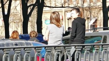 Arkadan konuşmak iki kız göster