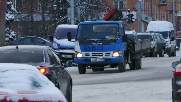 Heavy traffic at Lenin Avenue in Petrozavodsk, Russia — Stock Video