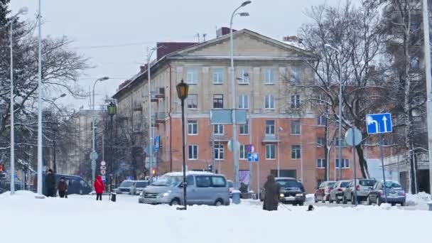 Voitures et personnes passant par Lénine Prospect à Petrozavodsk, Russie — Video