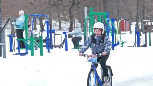 Carrera de bicicleta de montaña de invierno en Hyperborea Snow Fest en Petrozavodsk, Rusia — Vídeos de Stock