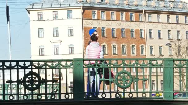 Genç çift Bridge, St Petersburg, Rusya, Birbirinizle konuşmak — Stok video