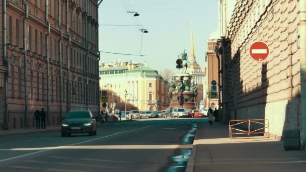 Sankt Petersburg, Ryssland. Vosnesensky prospect leder till St Isaac Square och — Stockvideo