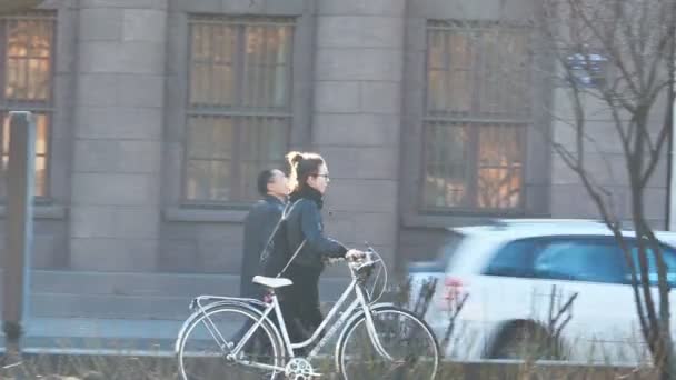 Ung kvinna med cykel längs St Isaac Square i Sankt Petersburg, — Stockvideo