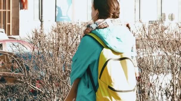 Mujer joven con mochila en la Plaza de San Isaac de San Petersburgo, Rusia — Vídeos de Stock