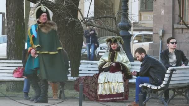 Grupo de actores vestidos de forma antigua en la Plaza de San Isaac, San Petersburgo — Vídeo de stock