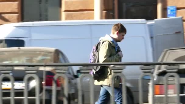 Man Walking at River Quay em São Petersburgo, Rússia — Vídeo de Stock