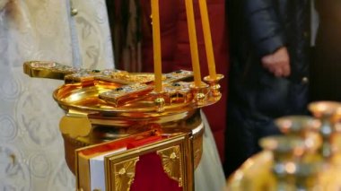 Epithany Günü'nde Haç ve Yanan Mumlar ile Suların Blessing için Bowl