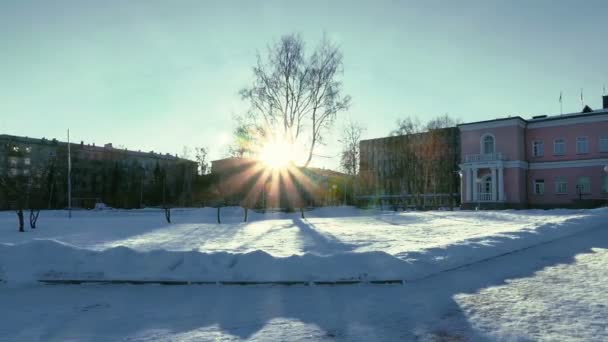 Güneş ışığında Güzel Pembe Klasik Stil Bina — Stok video