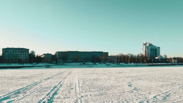 Cais de lago Onega com edifício da prefeitura, Petrozavodsk, vista panorâmica — Vídeo de Stock