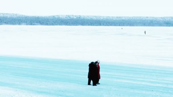 Buz Gölü 'nde Yürüyen Kadınlar — Stok video