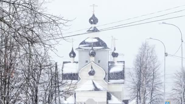 Iglesia ortodoxa durante las nevadas, Kondopoga, Karelia, Rusia — Vídeo de stock