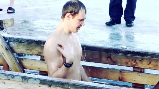 Tradycyjne lody pływanie na dzień Epithany w Rosji — Wideo stockowe