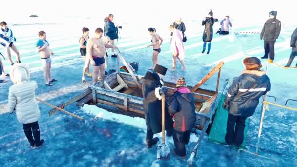 Традиційні льоду плавання на Epithany день в Росії — стокове відео
