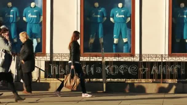 Mensen lopen langs de Nevski Prospekt in Sint-Petersburg, uitzicht vanaf de andere kant — Stockvideo