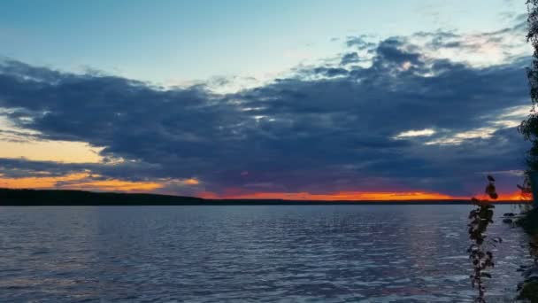 Puesta de sol brillante en la orilla del lago — Vídeos de Stock