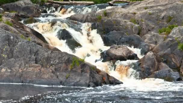 Ahinkoski vattenfall nära Ruskeala marmor Canyon i Karelen, Ryssland — Stockvideo