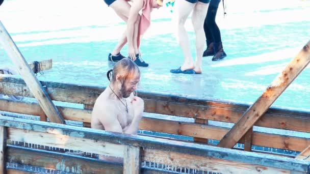 Natation traditionnelle sur glace à l'Epithany Day en Russie — Video