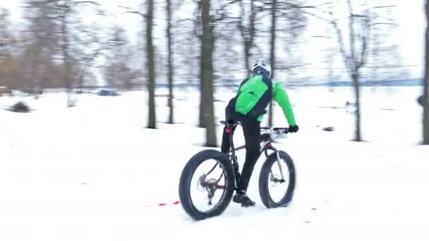 Carrera de bicicleta de montaña de invierno en Hyperborea Snow Fest en Petrozavodsk, Rusia — Vídeos de Stock