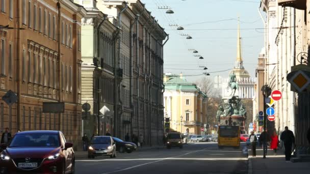 Saint Petersburg, Federacja Rosyjska. Voznesensky Prospekt prowadzące do St. Isaac Square i — Wideo stockowe