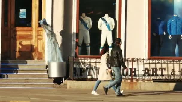 Mensen lopen langs de Nevski Prospekt in Sint-Petersburg, uitzicht vanaf de andere kant — Stockvideo