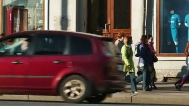 St.Petersburg, diğer tarafa görünümünden Nevsky Prospekt'e boyunca insanlar yürümek