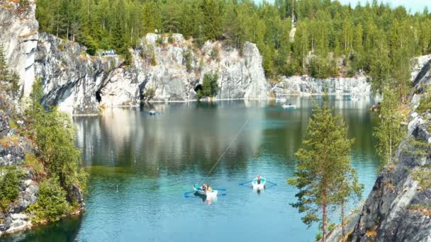 Nage en bateau à Marble Canyon Ruskeala en Carélie, Russie — Video