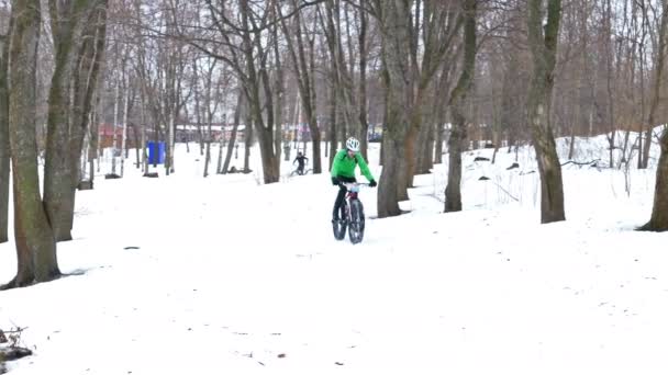 Téli hegyikerékpáros verseny Hyperborea hó fest, Petrozavodsk, Oroszország — Stock videók