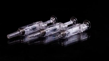 Siyah arka plan üzerinde kaymak görünümü izole üç cam şırınga