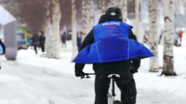 Wyścigu rowerów górskich zima śnieg Hiperborea Fest w Petrozavodsk, Federacja Rosyjska — Wideo stockowe