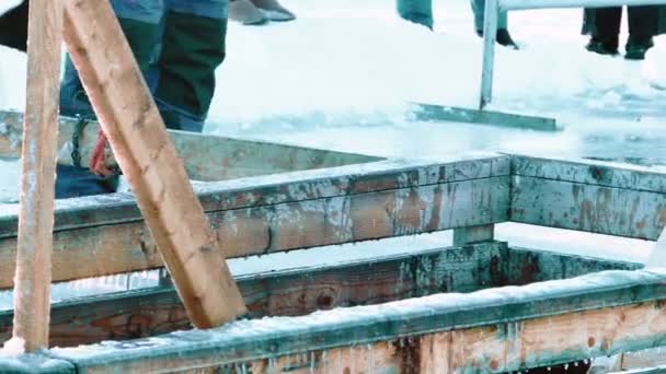 Piscina de gelo tradicional no dia da Epithany na Rússia — Vídeo de Stock