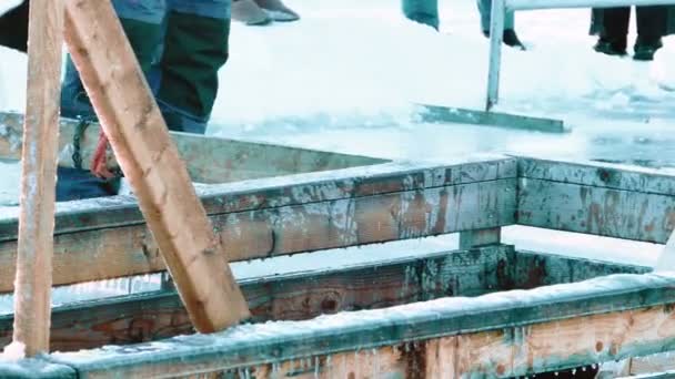 Traditionele Ice zwemmen bij Epithany dag in Rusland — Stockvideo