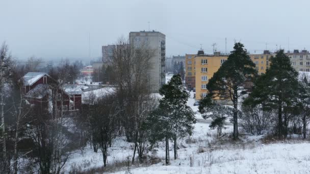 Wohnblock in Russland im Schneefall — Stockvideo