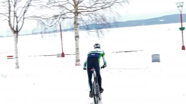 Corrida de bicicleta de montanha de inverno no Hyperborea Snow Fest em Petrozavodsk, Rússia — Vídeo de Stock